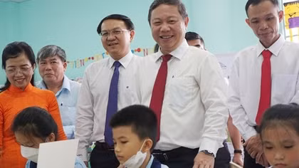 Trao tặng trên 52 ngàn cuốn sách cho các trường tiểu học ngoại thành