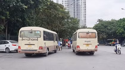 Xe khách gắn mác xe hợp đồng vẫn bát nháo gom khách