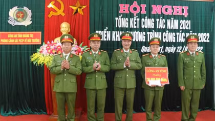 Thưởng vụ bắt giữ đối tượng vận chuyển trái phép 4 cá thể tê tê