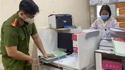 Bắt tạm giam Giám đốc Công ty Nam Phong đưa hối lộ để bán kit test