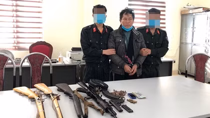 Bắt giữ đối tượng trốn trong nhà với nhiều súng đạn