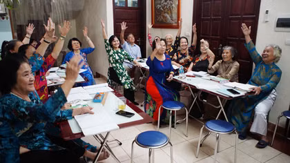 Lớp học tiếng Anh miễn phí dành cho các bô lão