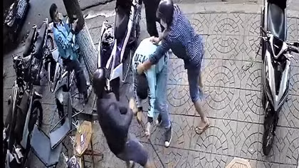 Đang ngồi uống cà phê, nam thanh niên bị chém tới tấp