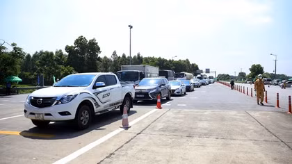 Chính thức thu phí không dừng trên cao tốc, nhiều xe gặp lỗi khi qua trạm