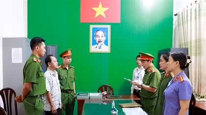 Bắt tạm giam 2 đối tượng buôn lậu 575 tấn hạt điều