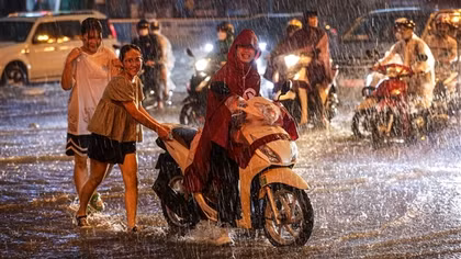 Trung và Nam Bộ trời mưa to, miền Bắc mát mẻ