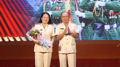 “Con dậy nhìn mặt mẹ để mẹ đi làm!”