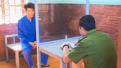 Giả danh Công an lừa đảo mẹ của bạn tù