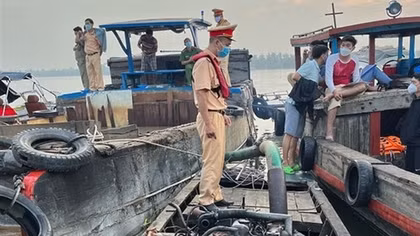 Bắt 5 “cát tặc” định nhấn chìm ghe