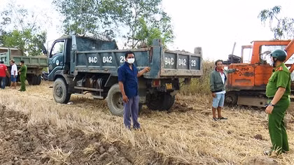 Bắt quả tang các đối tượng khai thác đất trái phép