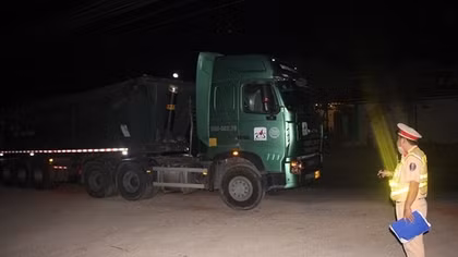 Xe đầu kéo chở đất sét lậu đều quá tải 10 đến 100%