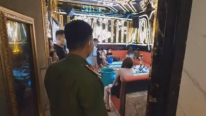 Quán karaoke dụ khách "vui vẻ tại chỗ"