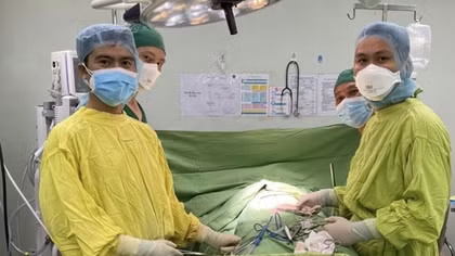 Cứu sống 2 người bị đứt đôi dạ dày, vỡ gan