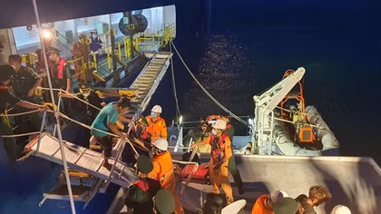 Sáng 9/11: 303 công dân Sri Lanka trôi dạt trên biển được đưa về cảng Vũng Tàu an toàn