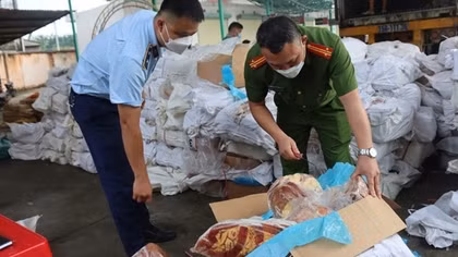 (Sốc) Phát hiện 3 container ém gần 100 tấn nội tạng bò, ngựa nghi nhập lậu