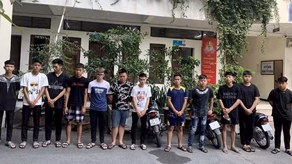 Hơn chục thanh thiếu niên giải quyết mâu thuẫn bằng dao kiếm