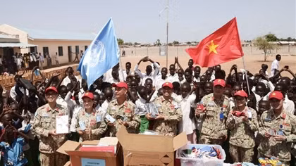 Lính “mũ nồi xanh” Việt Nam chia sẻ khó khăn với thầy trò tại Nam Sudan