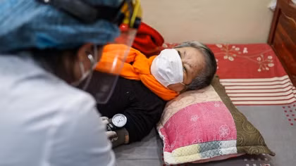 Hà Nội tiêm vaccine phòng COVID-19 cho người già tại nhà