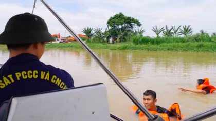 Cảnh sát lặn ngụp trong nước xiết, tìm kiếm thanh niên mất tích trên sông Dinh