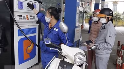 Khẩn trương nghiên cứu, đề xuất giảm các loại thuế, phí liên quan đến xăng dầu, tiêu dùng