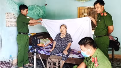 Người dân xúc động cảm ơn Công an xã đưa đón đi làm CCCD