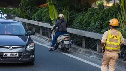 Nhiều người đi xe máy ngó lơ biển cấm rồi quay đầu tháo chạy khi gặp CSGT