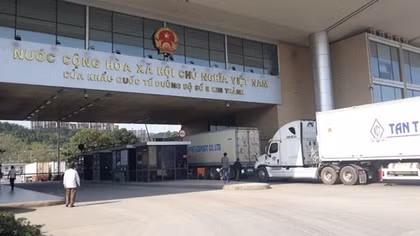 Lào Cai dừng tiếp nhận phương tiện chở hàng hoá lên cửa khẩu từ 18/1