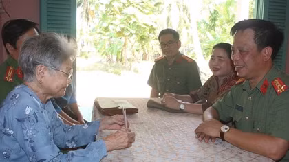 Thăm, tặng quà Mẹ Việt Nam anh hùng và gia đình chính sách