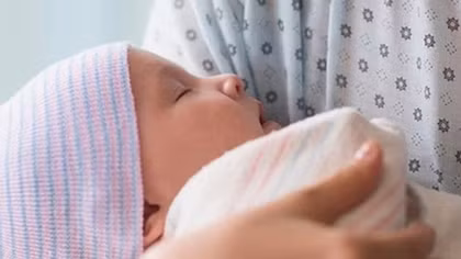 Bé gái 15 tuổi theo bạn cùng xóm đi chơi rồi... sinh con
