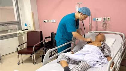Cứu sống cụ ông nhiều lần ngừng tim