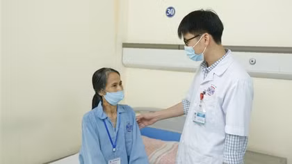 Ăn uống khó tiêu, không ngờ mang khối u “khủng” 40cm trong bụng