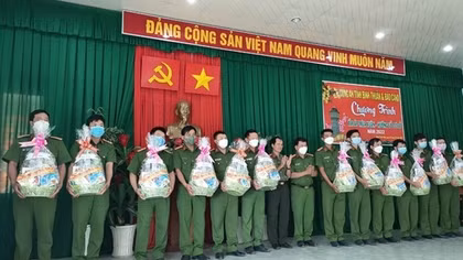 Ấm áp nghĩa tình với cán bộ chiến sĩ Công an viên vùng khó