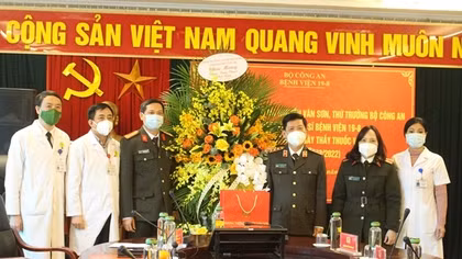 Thứ trưởng Nguyễn Văn Sơn chúc mừng Bệnh viện 19-8, Bệnh viện Y học cổ truyền Bộ Công an