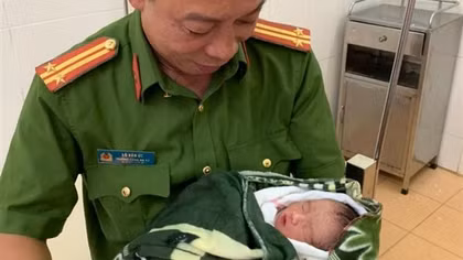 Trưởng Công an xã làm “bà đỡ” cho thai phụ ngay trên đường
