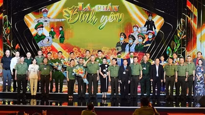 Phụng sự nhân dân bằng cả tấm lòng