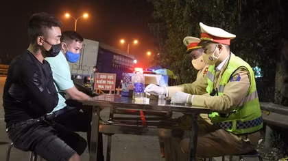 Trắng đêm theo chân CSGT xử lý vi phạm nồng độ cồn, ma tuý