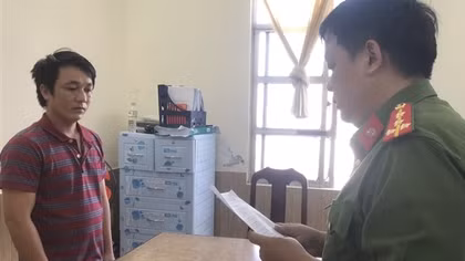 Làm giả "sổ đỏ" rồi mang đi cầm cố