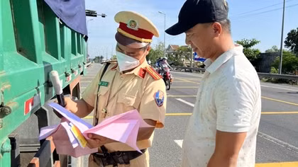 Cận cảnh CSGT cắt thùng xe quá khổ, đo "ma men" ở Quảng Nam