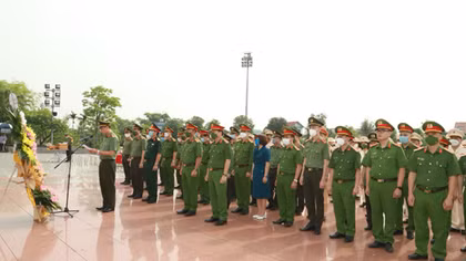 Công an tỉnh Bắc Giang dâng hương tưởng nhớ Chủ tịch Hồ Chí Minh