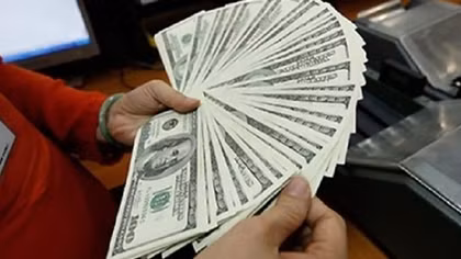 Giá USD lập mốc cao mới, vượt 24.200 đồng