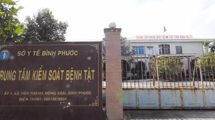 Bộ Công an làm việc với Giám đốc CDC Bình Phước nhận quà từ Công ty Việt Á