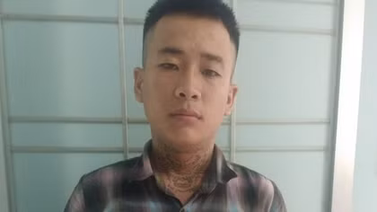 Cầm súng rượt đuổi trên phố rồi về nhà ẩn nấp