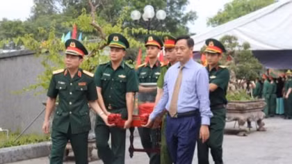 Long trọng lễ an táng 12 hài cốt liệt sĩ quân tình nguyện và chuyên gia Việt Nam hi sinh tại Lào