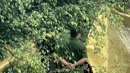 Bắn chết con riêng của vợ rồi tự sát