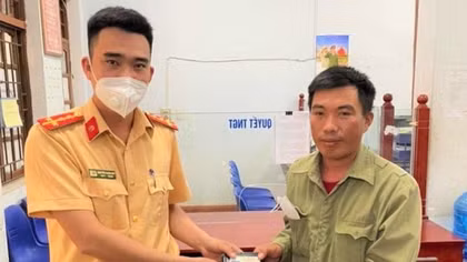 Cảnh sát Giao thông tìm người đánh rơi ví để trả lại