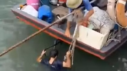 Vừa vớt được xác nam thanh niên nhảy cầu Bãi Cháy, lại thêm vụ nhảy xuống biển