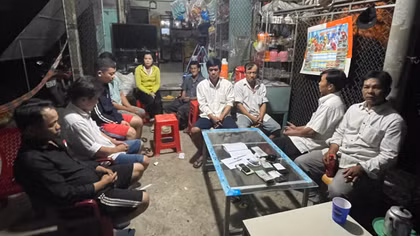 11 con bạc chui vào trong tiệm tạp hóa cá độ World Cup
