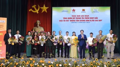 Trao giải cuộc thi viết "tấm gương bình dị mà cao quý" lần thứ 13