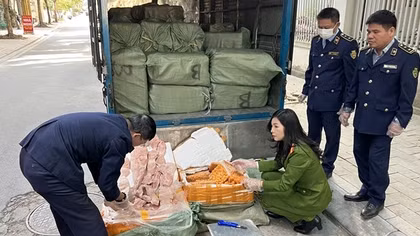 Tạm giữ gần 2 tấn nầm lợn và tràng trứng gà không rõ xuất xứ
