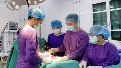Vì sao bé trai 10 tháng tuổi phải cắt tinh hoàn?